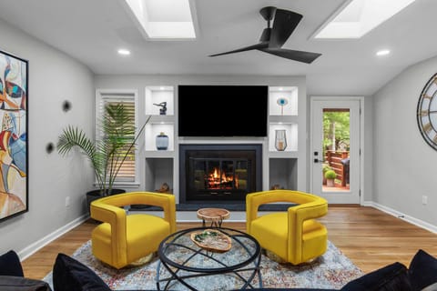 TV and multimedia, Living room, Seating area, fireplace
