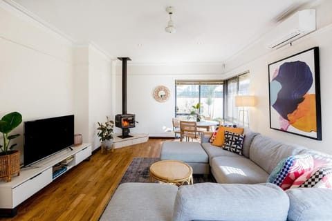 TV and multimedia, Living room, Seating area, air conditioner
