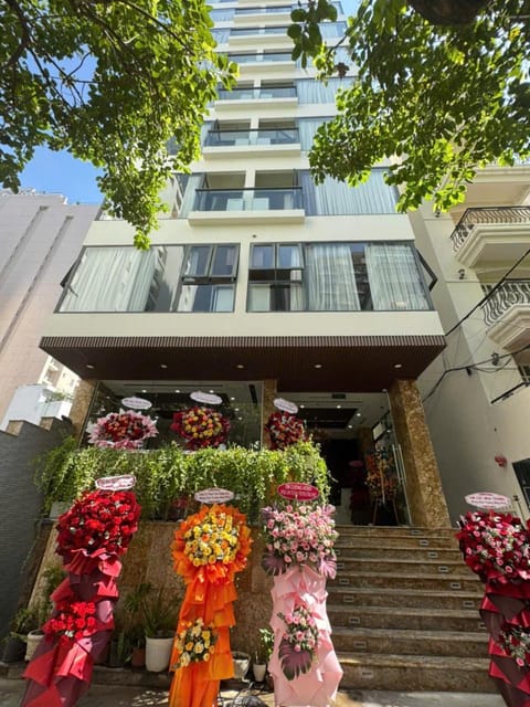 Property building, Day, Garden, Balcony/Terrace