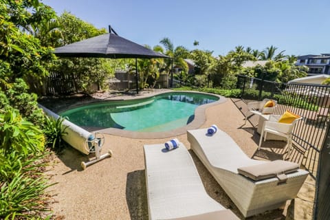 Garden view, Pool view, Swimming pool, sunbed
