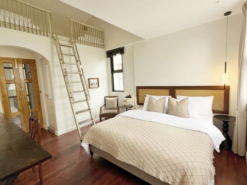 Photo of the whole room, Bedroom