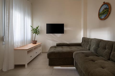 TV and multimedia, Living room, Seating area, Evening entertainment
