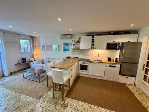 Dining area, dishwasher, oven, stove, toaster