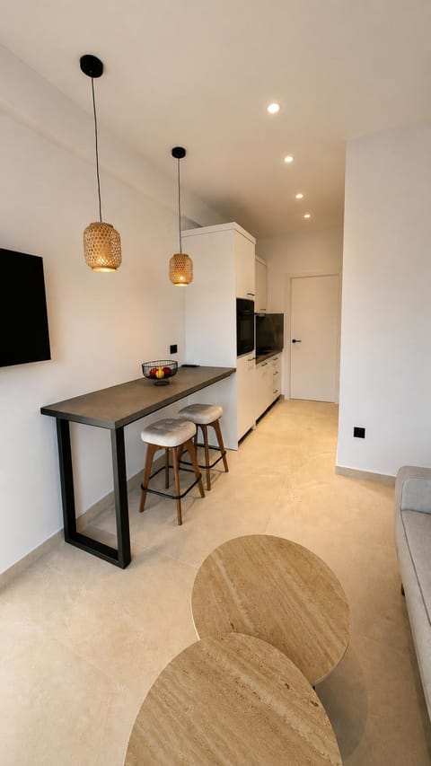 Kitchen or kitchenette, Seating area, stove, kitchen