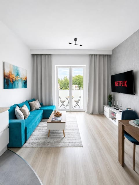 Communal lounge/ TV room, TV and multimedia, Living room, Seating area, Evening entertainment
