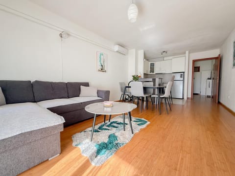 Kitchen or kitchenette, Living room, Seating area, Dining area, oven