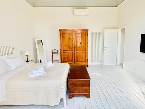 Bed, TV and multimedia, Photo of the whole room, Bedroom, internet, towels, wardrobe, air conditioner