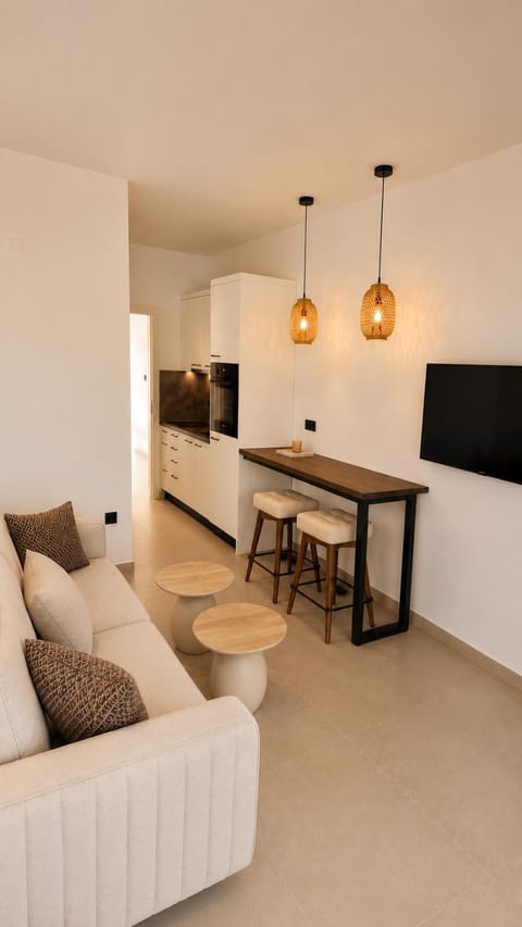 TV and multimedia, Kitchen or kitchenette, Living room, Seating area, Dining area
