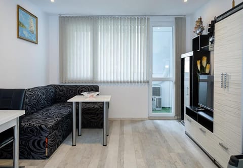 TV and multimedia, Kitchen or kitchenette, Living room, Seating area, Dining area