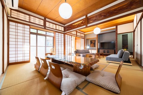TV and multimedia, Living room, Seating area, Dining area, air conditioner