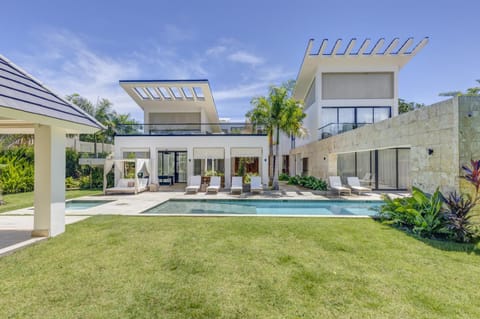 Property building, Patio, Day, Garden, Pool view, Swimming pool, sunbed