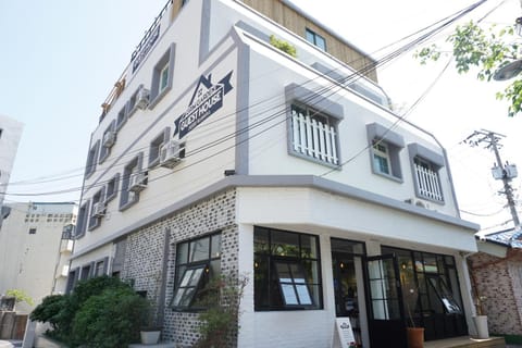 Facade/entrance