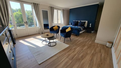 Bed, Living room, Photo of the whole room, Seating area, Bedroom