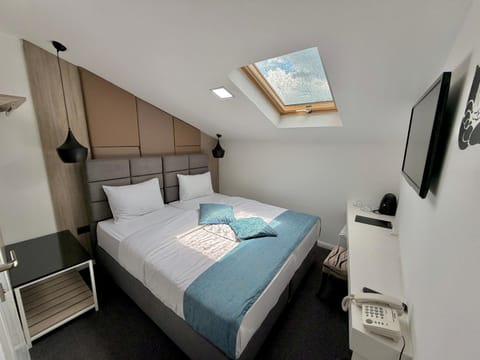 Bed, TV and multimedia, Bedroom