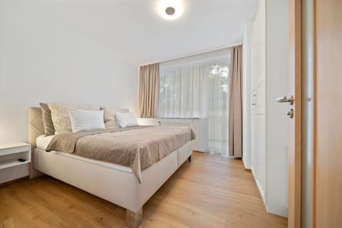 Bed, View (from property/room), View (from property/room), Photo of the whole room, Bedroom, Garden view, wardrobe