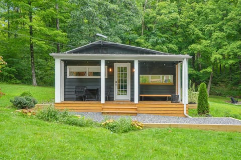 Property building, Facade/entrance, Natural landscape, Garden, Balcony/Terrace, Seating area