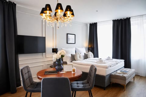 Bed, TV and multimedia, Living room, Photo of the whole room, Seating area, Bedroom