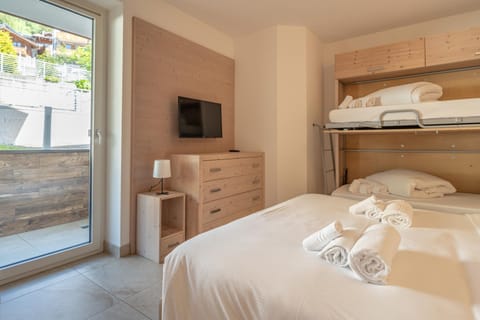 Bed, TV and multimedia, Balcony/Terrace, Photo of the whole room, Bedroom