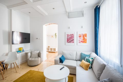 TV and multimedia, Living room, Seating area, air conditioner