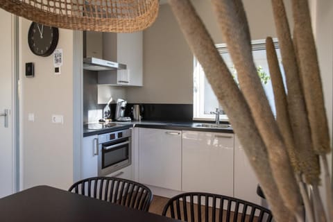 Coffee/tea facilities, Kitchen or kitchenette, Dining area, dishwasher, oven, stove, toaster