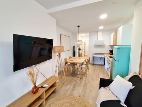 Communal lounge/ TV room, TV and multimedia, Living room, Seating area, Dining area, stove