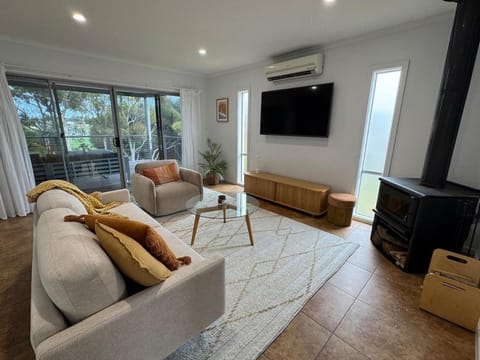 Communal lounge/ TV room, TV and multimedia, Living room, Seating area, Evening entertainment, air conditioner