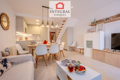 TV and multimedia, Kitchen or kitchenette, Living room, Seating area, Dining area