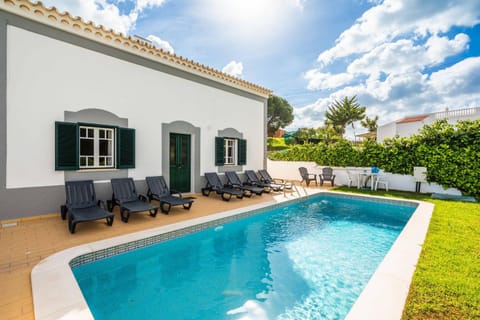 Property building, Day, Garden, Garden view, Pool view, Swimming pool, sunbed
