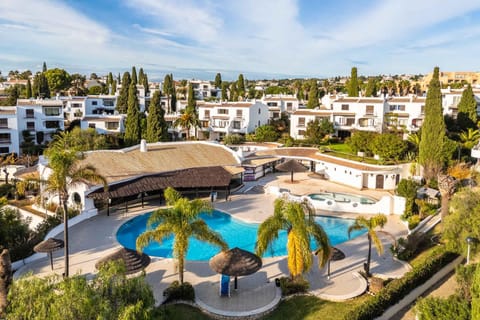 Property building, Neighbourhood, Bird's eye view, City view, Pool view, Street view, Swimming pool, Location