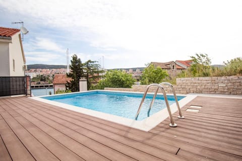 Day, Natural landscape, Pool view, Swimming pool, Swimming pool, sunbed