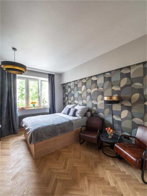 Bed, Photo of the whole room, Seating area, Bedroom