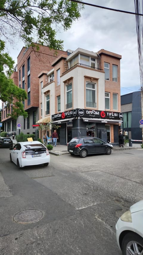 Property building, Facade/entrance, Day, Neighbourhood, City view, Street view, Location