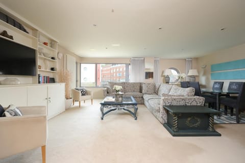 Communal lounge/ TV room, Living room, Seating area, Dining area, Evening entertainment