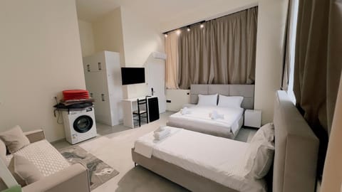 Bed, TV and multimedia, Photo of the whole room, Seating area, Bedroom, hair dryier, towels, wardrobe, washing machine, air conditioner