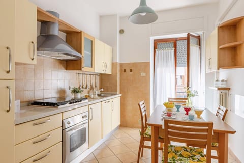 Kitchen or kitchenette, Dining area, dishwasher, minibar, pet friendly, stove