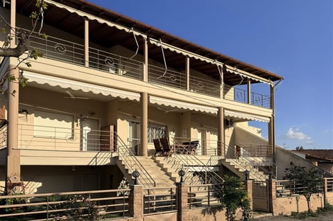 Property building, Day, Balcony/Terrace