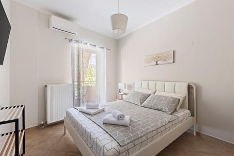 Bed, Photo of the whole room, Bedroom, internet, towels, air conditioner