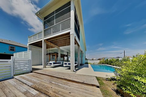 Property building, Patio, Balcony/Terrace, Pool view, Swimming pool