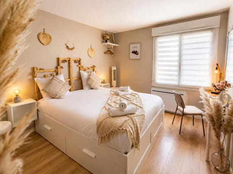 Bed, Photo of the whole room, Bedroom, storage