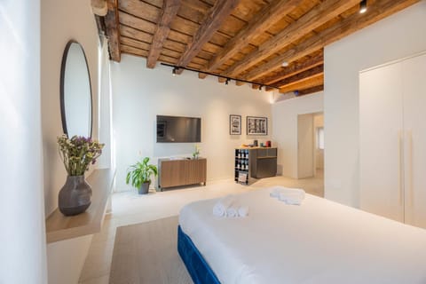 Bed, TV and multimedia, Photo of the whole room, Evening entertainment, Bedroom