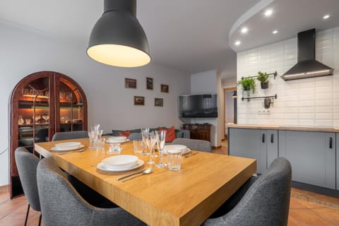 TV and multimedia, Kitchen or kitchenette, Living room, Seating area, Dining area