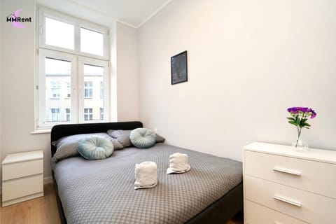 Bed, Photo of the whole room, towels