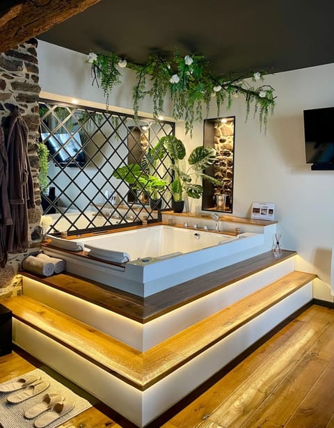 Hot Tub, Living room
