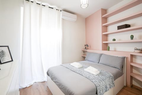 Bed, Bedroom, towels