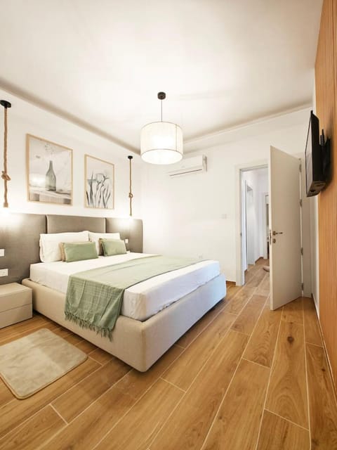 Bed, TV and multimedia, Photo of the whole room, Bedroom, air conditioner