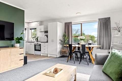 TV and multimedia, Kitchen or kitchenette, Seating area, Dining area, dishwasher, microwave, oven