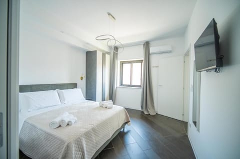 Bed, TV and multimedia, Photo of the whole room, Bedroom, towels