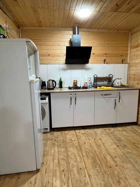 Coffee/tea facilities, Kitchen or kitchenette, oven, stove