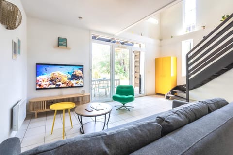 Communal lounge/ TV room, TV and multimedia, Living room, Seating area