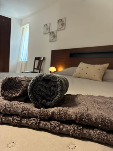 Bed, Bedroom, towels